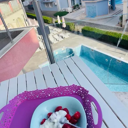 Rose Garden Apartment 10 ساني بيتش
