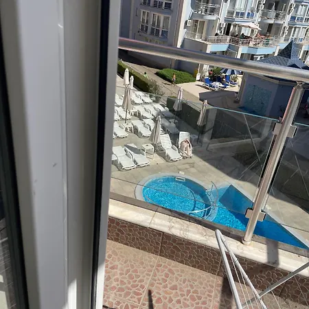 Rose Garden Apartment 10 شقة ساني بيتش