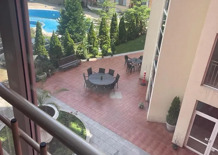 Διαμέρισμα Rose Garden 10 *